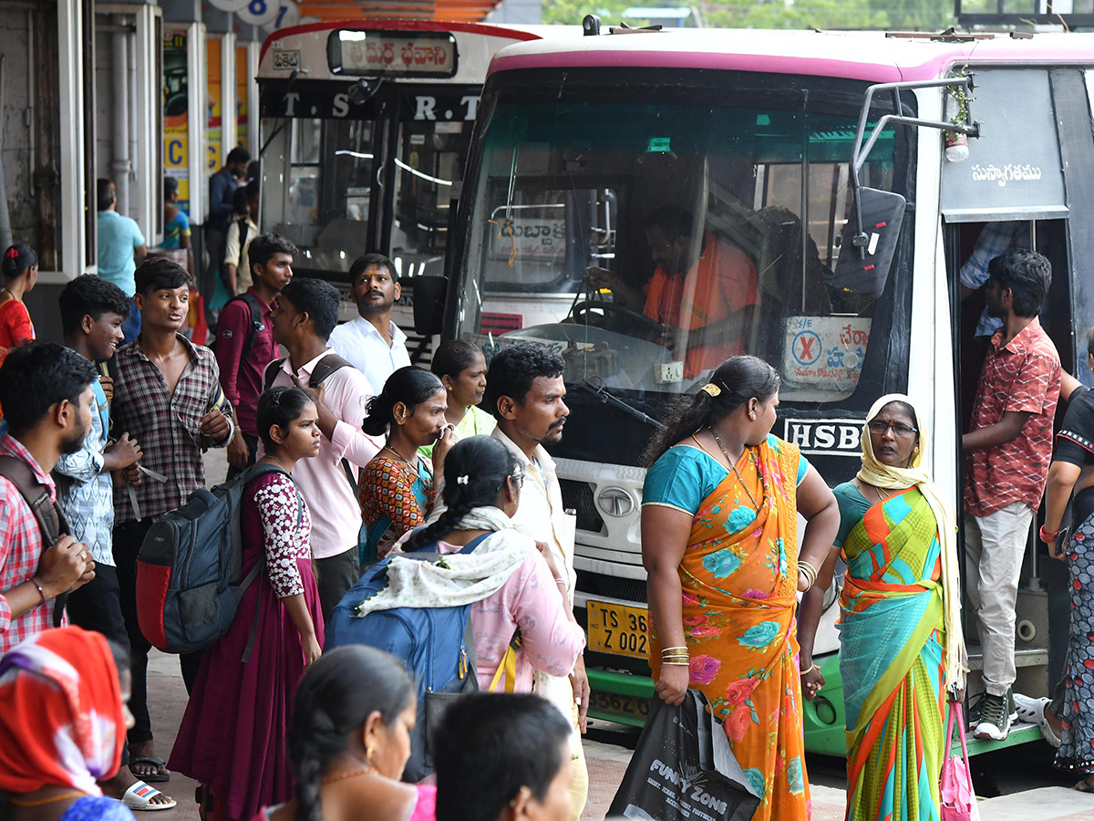 APElections 2024 Heavy rush in bus and railway stations Photos13