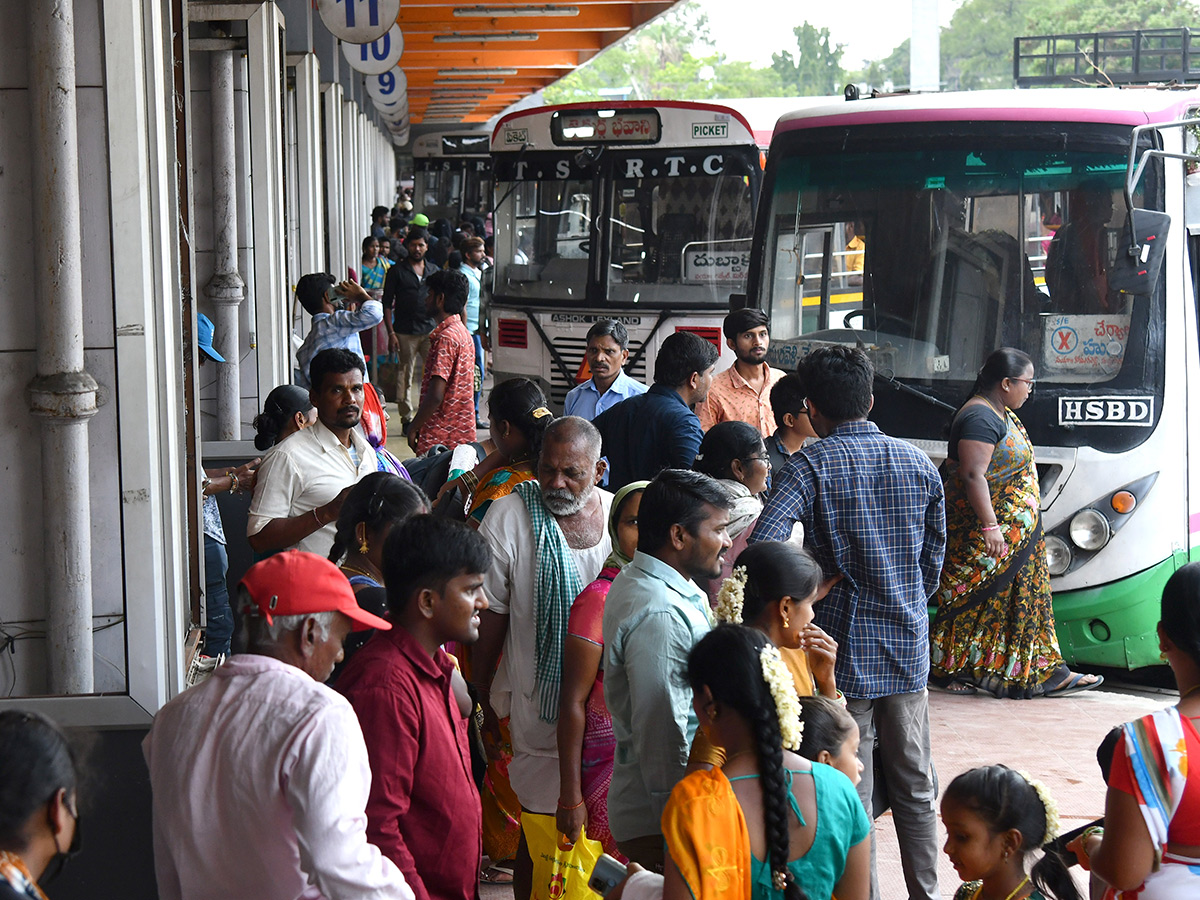 APElections 2024 Heavy rush in bus and railway stations Photos15