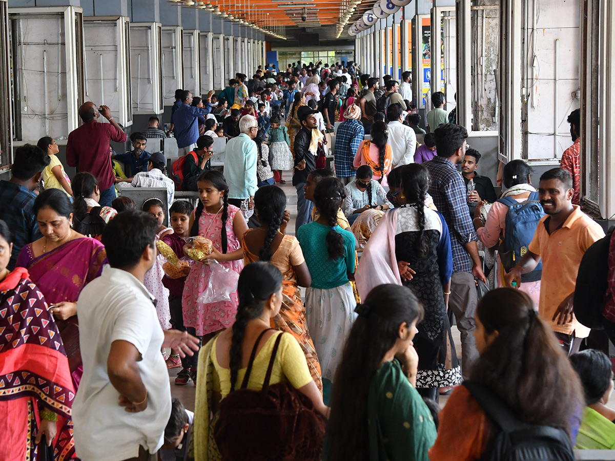 APElections 2024 Heavy rush in bus and railway stations Photos16