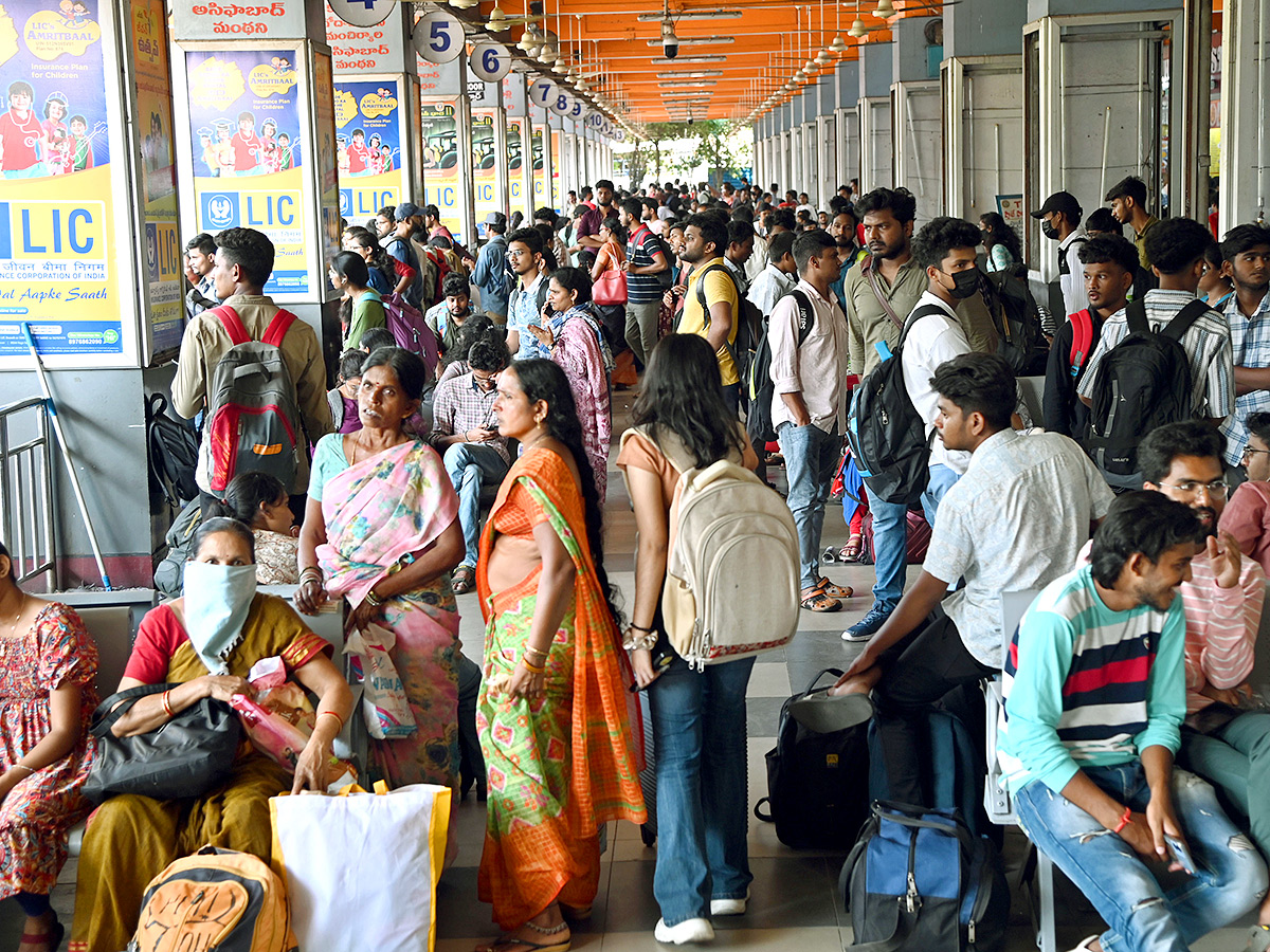 APElections 2024 Heavy rush in bus and railway stations Photos19