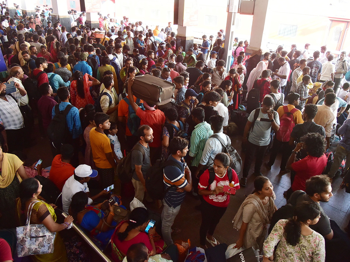 APElections 2024 Heavy rush in bus and railway stations Photos2