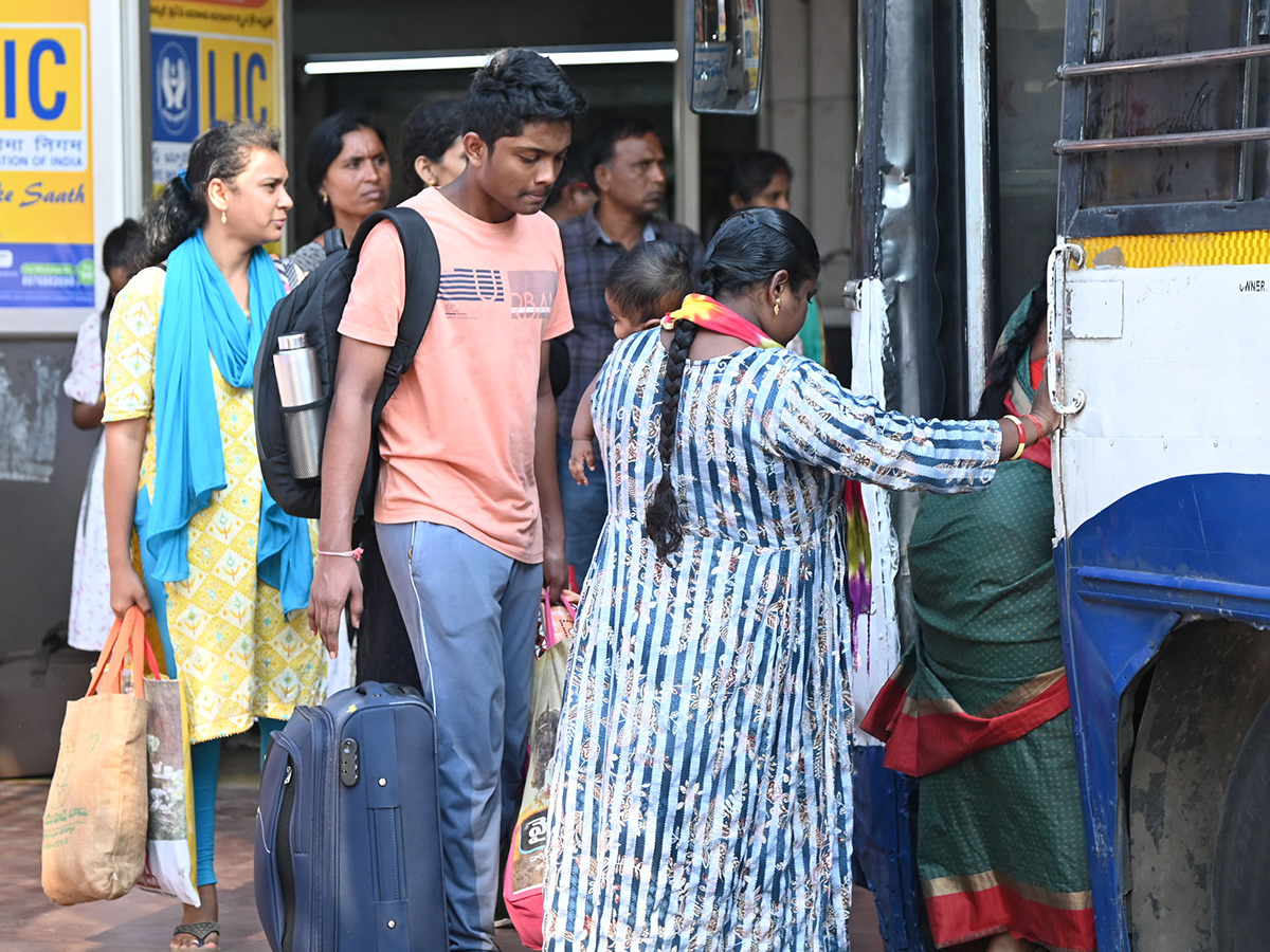 APElections 2024 Heavy rush in bus and railway stations Photos22