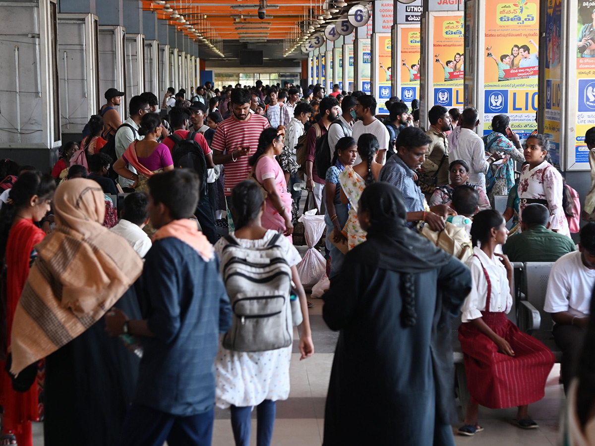 APElections 2024 Heavy rush in bus and railway stations Photos23