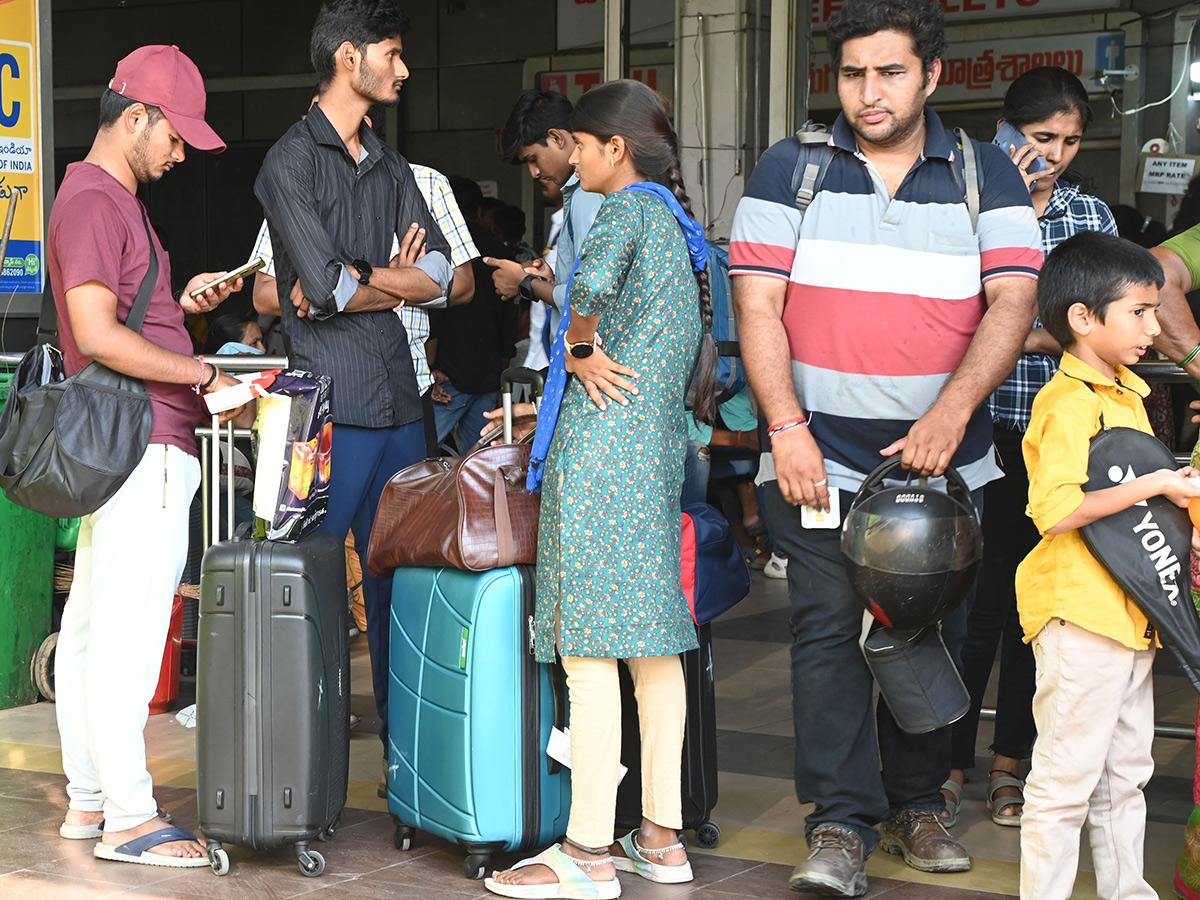 APElections 2024 Heavy rush in bus and railway stations Photos25