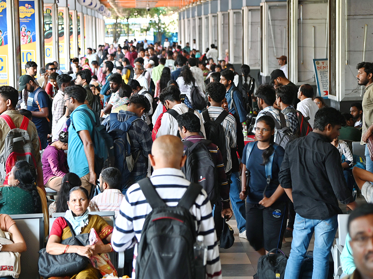 APElections 2024 Heavy rush in bus and railway stations Photos29