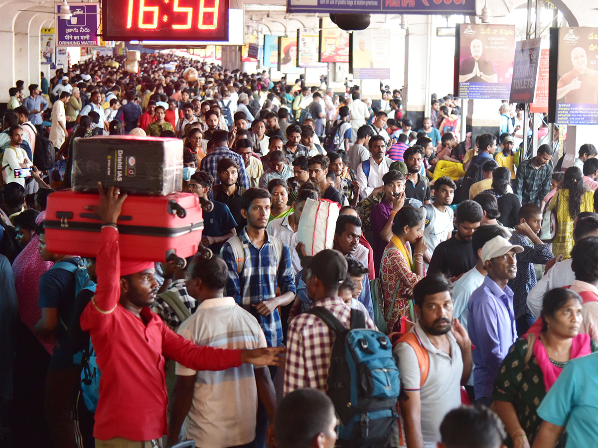 APElections 2024 Heavy rush in bus and railway stations Photos3