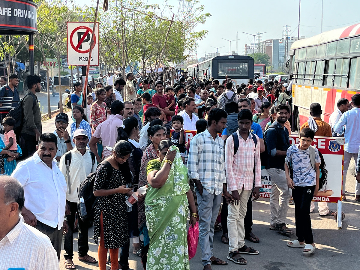 APElections 2024 Heavy rush in bus and railway stations Photos30