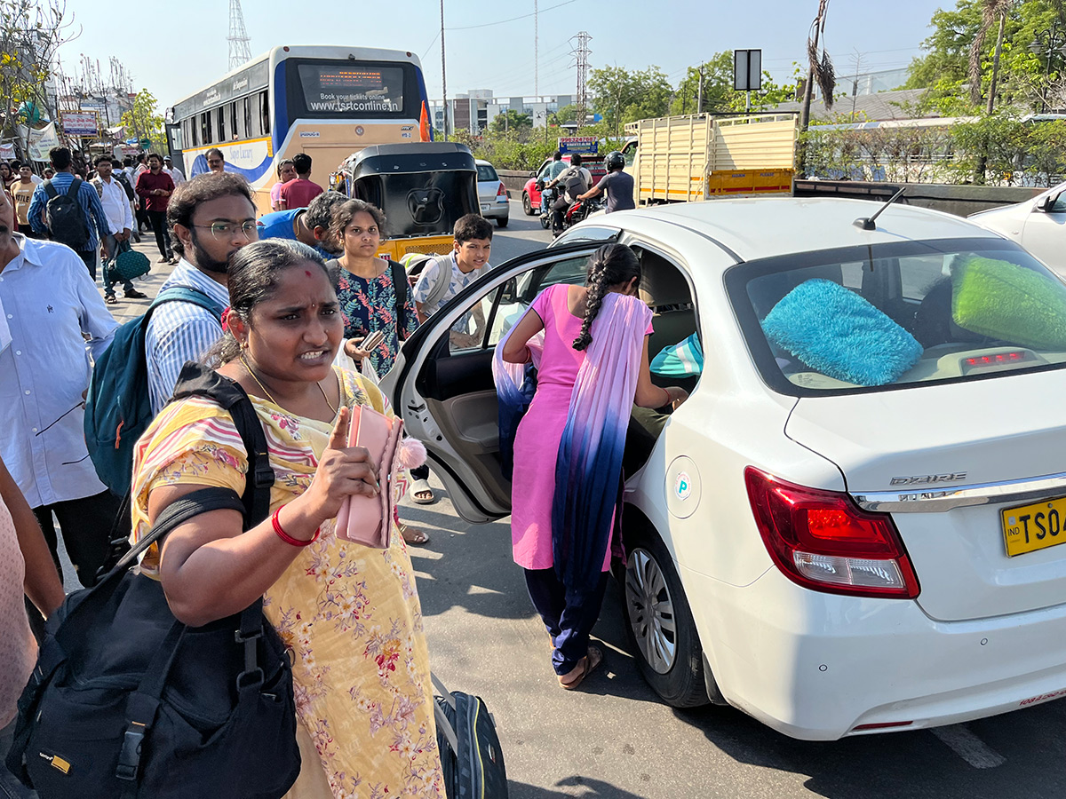 APElections 2024 Heavy rush in bus and railway stations Photos31