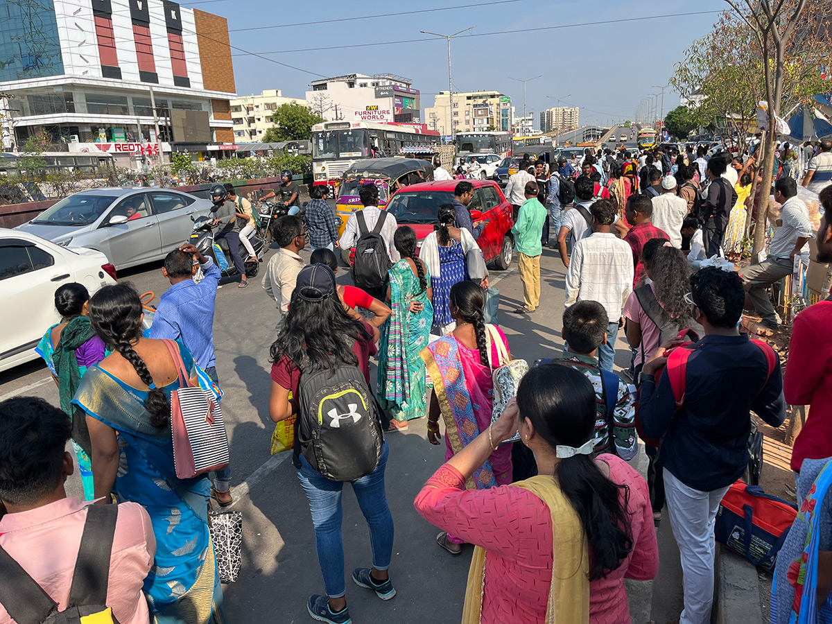 APElections 2024 Heavy rush in bus and railway stations Photos33