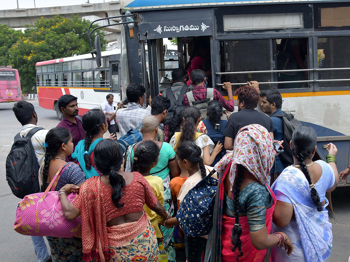 APElections 2024 Heavy rush in bus and railway stations Photos39