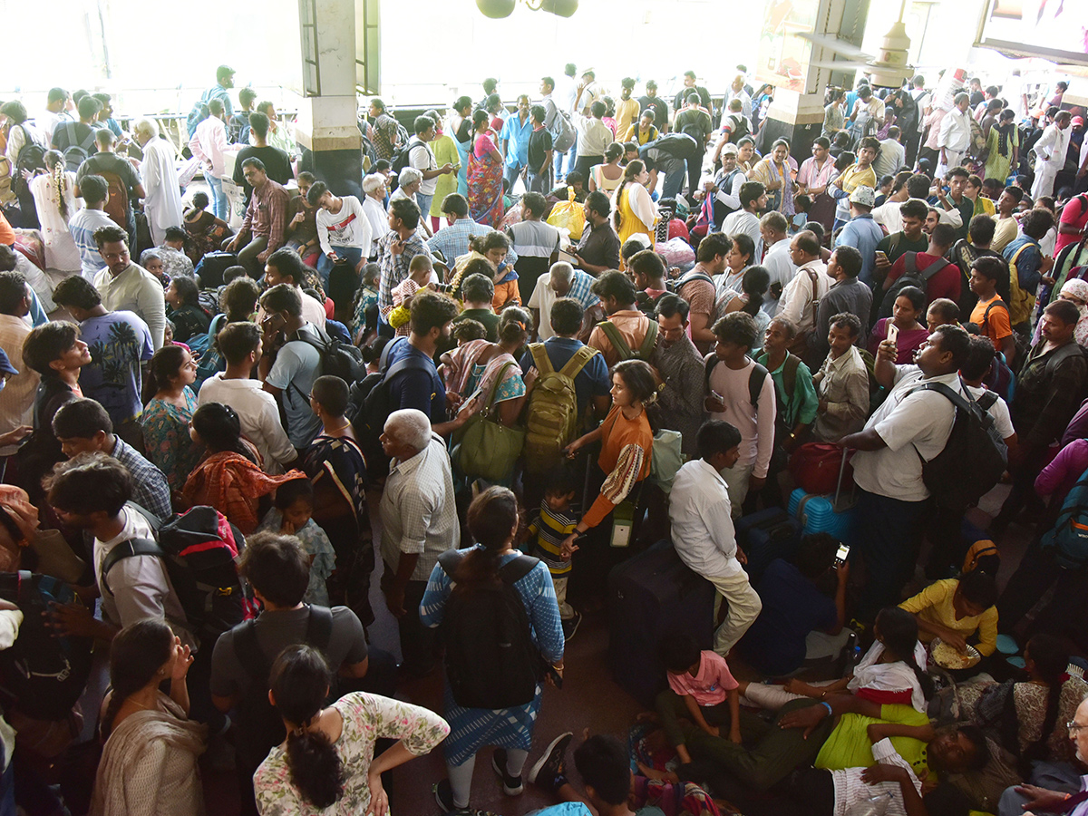 APElections 2024 Heavy rush in bus and railway stations Photos4