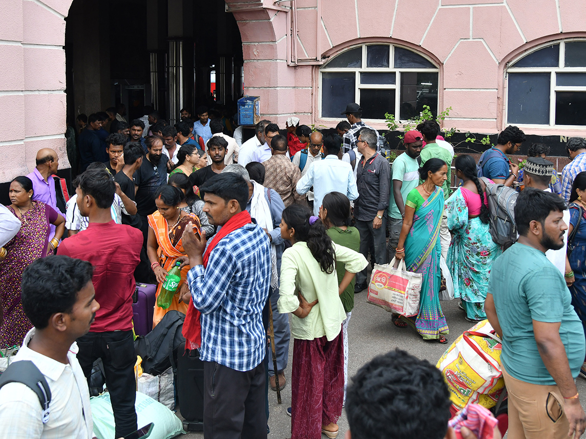 APElections 2024 Heavy rush in bus and railway stations Photos5