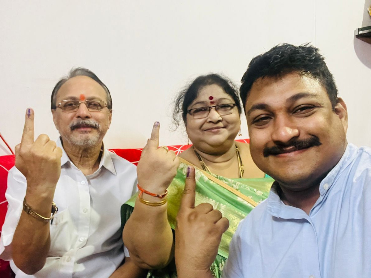 AP Telanagana Elections Sakshi Selfie Challange Voters Photos3