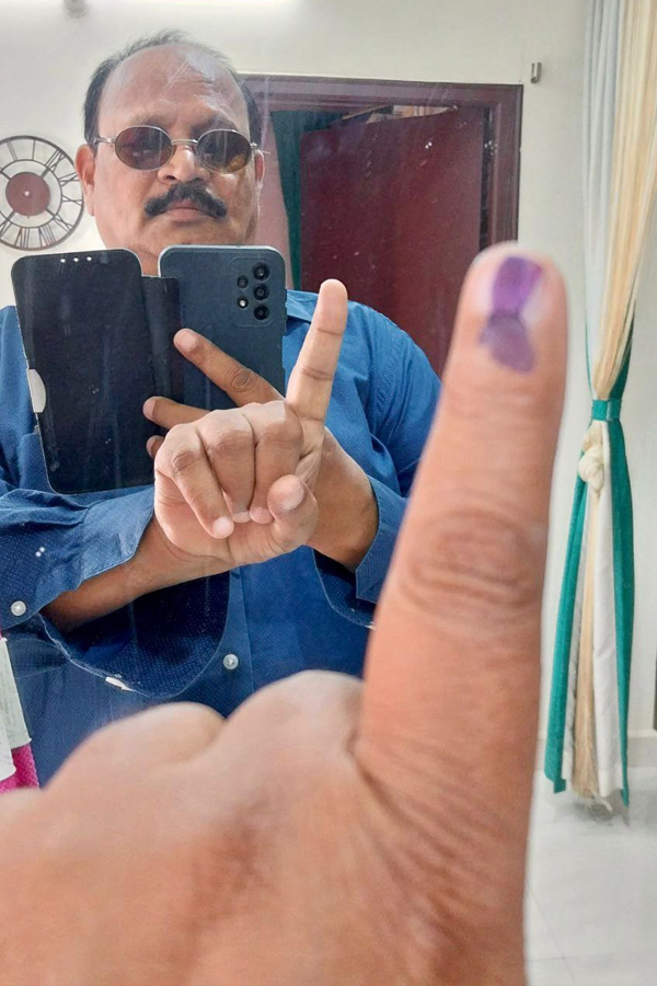 AP Telanagana Elections Sakshi Selfie Challange Voters Photos5