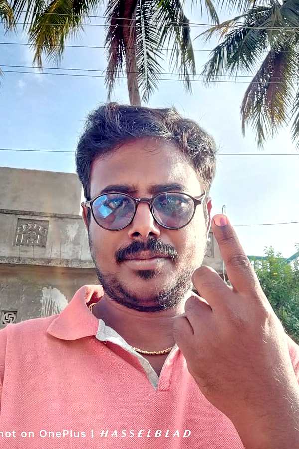 AP Telanagana Elections Sakshi Selfie Challange Voters Photos8