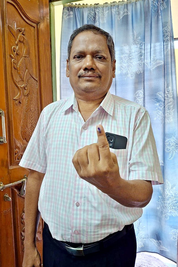 AP Telanagana Elections Sakshi Selfie Challange Voters Photos9