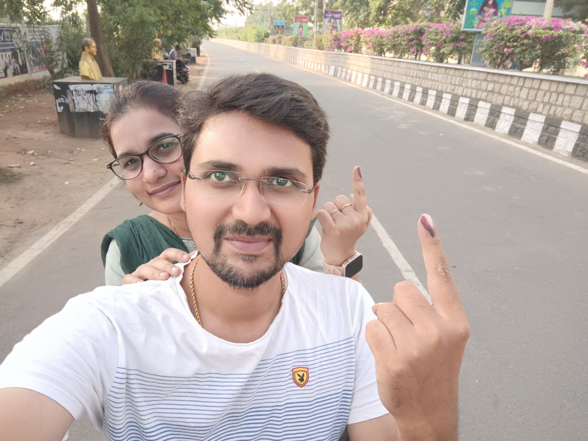 AP Telanagana Elections Sakshi Selfie Challange Voters Photos17