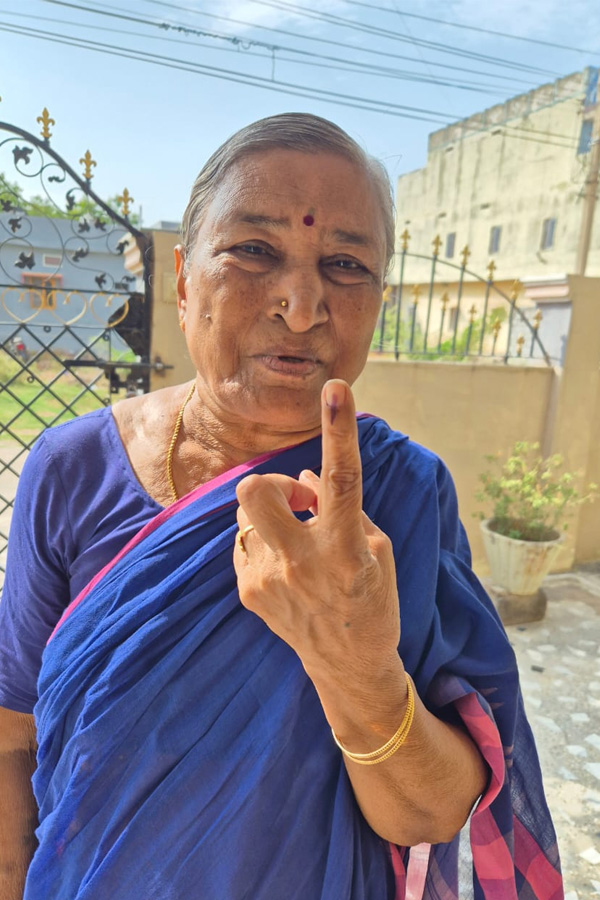 AP Telanagana Elections Sakshi Selfie Challange Voters Photos19