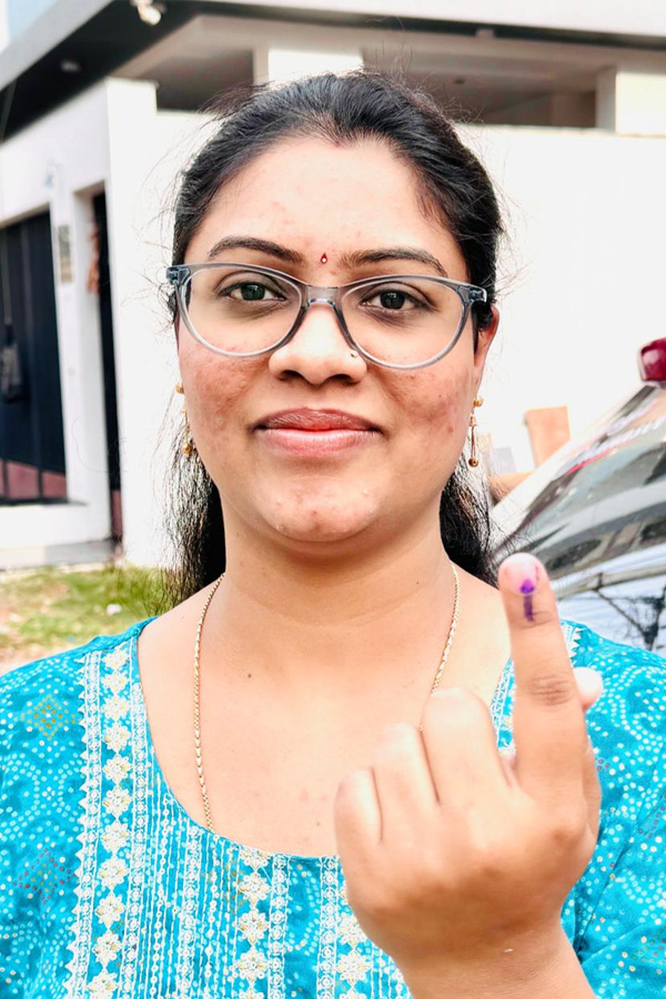 AP Telanagana Elections Sakshi Selfie Challange Voters Photos20