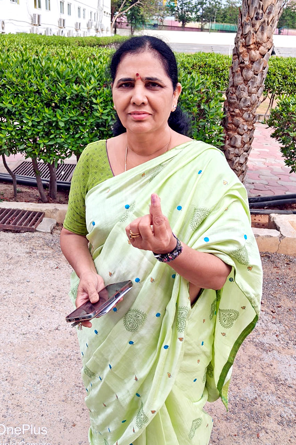 AP Telanagana Elections Sakshi Selfie Challange Voters Photos21