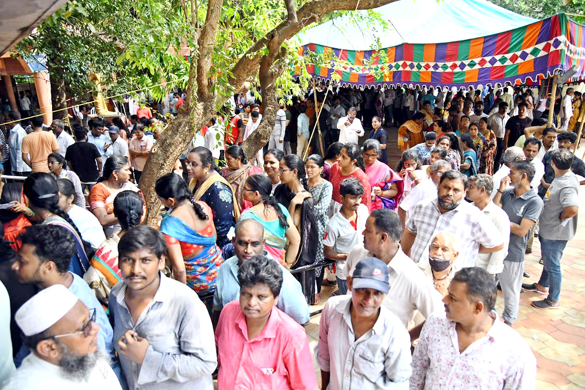 Voters Moving Polling Booths In Andhra Pradesh22