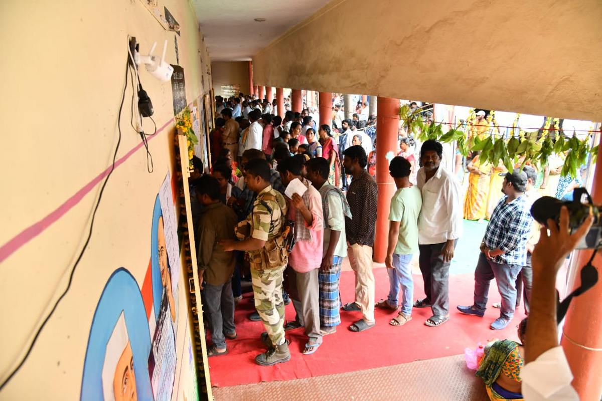 Voters Moving Polling Booths In Andhra Pradesh2