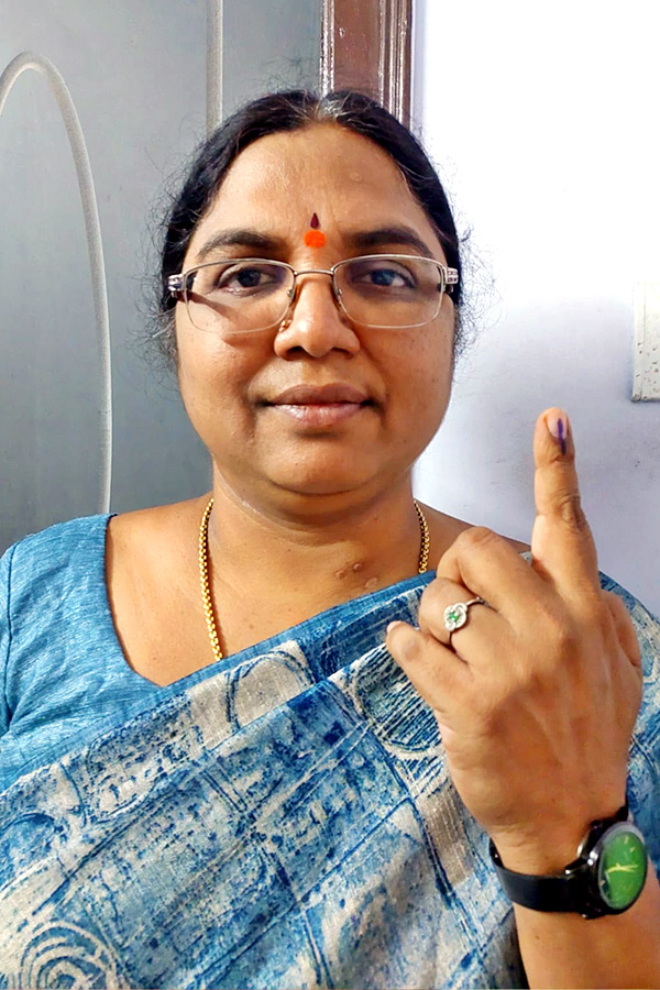 AP Telanagana Elections 2024 Sakshi Selfie Challange Voters Photos2