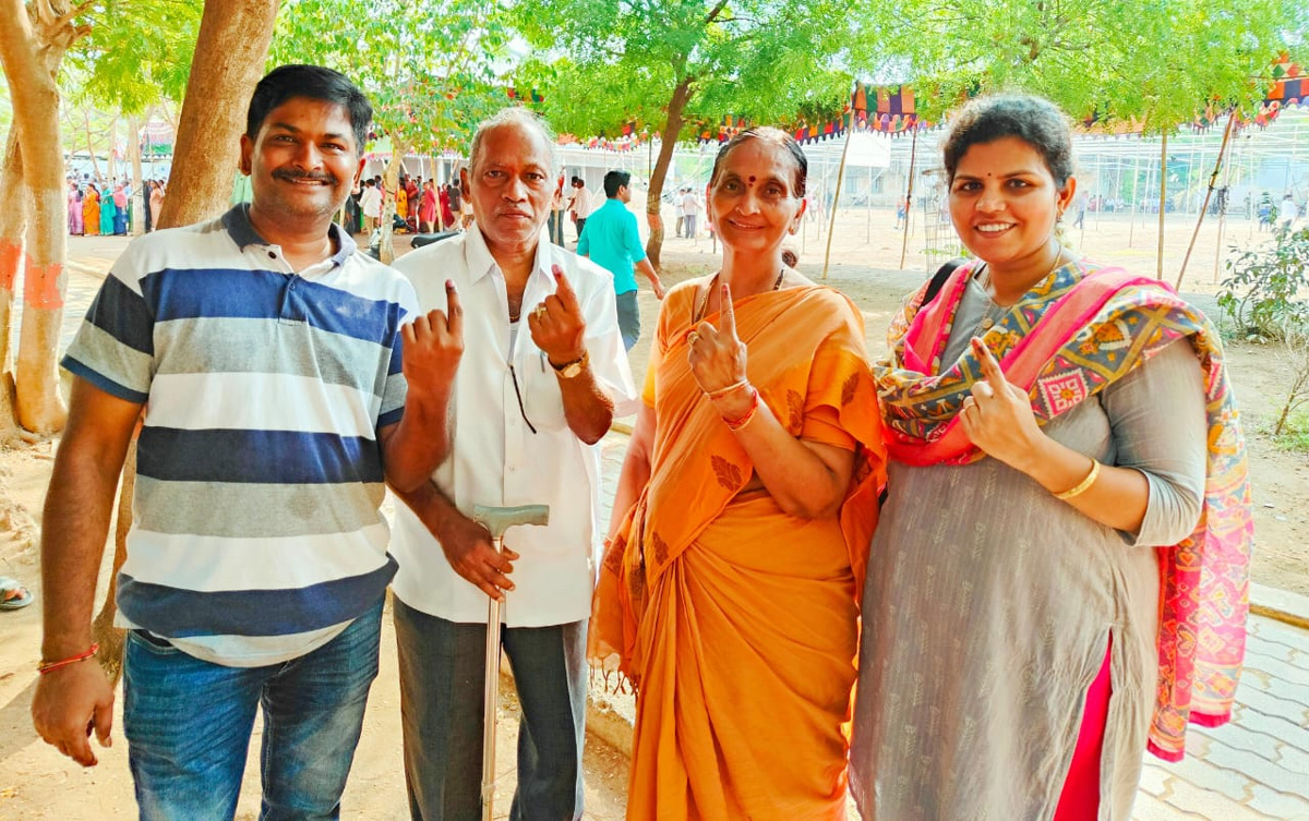 AP Telanagana Elections 2024 Sakshi Selfie Challange Voters Photos31