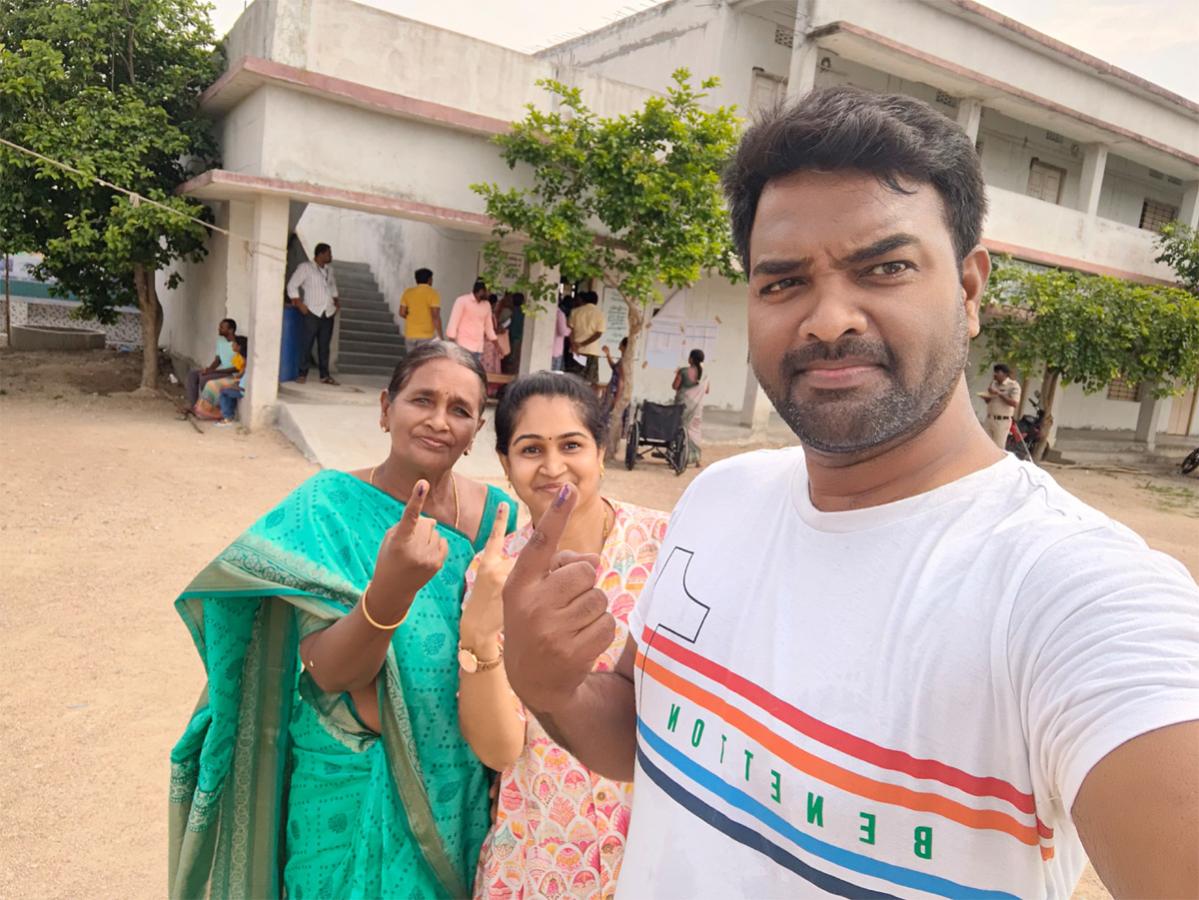 AP Telanagana Elections 2024 Sakshi Selfie Challange Voters Photos27