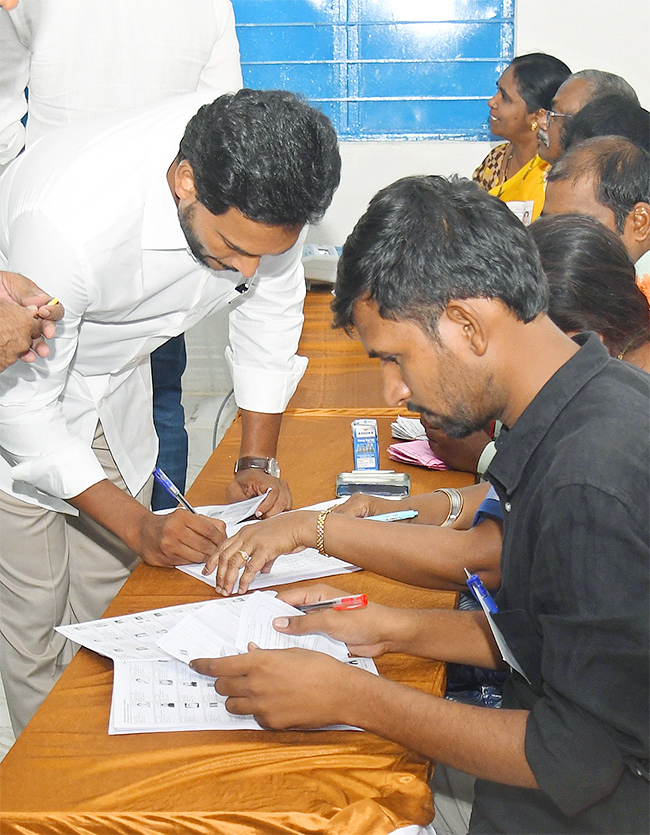 AP Elections 2024: CM YS Jagan Wife YS Bharathi  Cast Vote Photos12