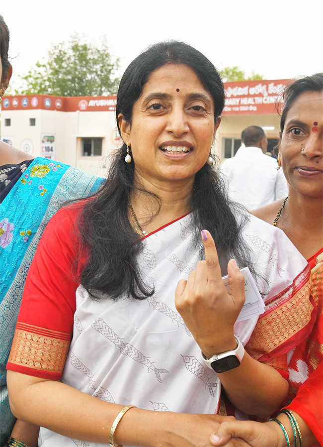 AP Elections 2024: CM YS Jagan Wife YS Bharathi  Cast Vote Photos15