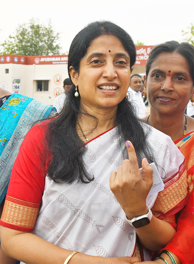 AP Elections 2024: CM YS Jagan Wife YS Bharathi  Cast Vote Photos16