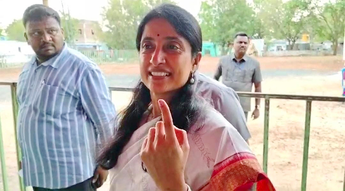 AP Elections 2024: CM YS Jagan Wife YS Bharathi  Cast Vote Photos3