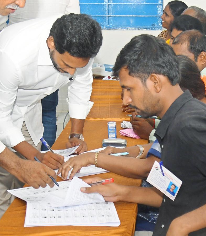 AP Elections 2024: CM YS Jagan Wife YS Bharathi  Cast Vote Photos4