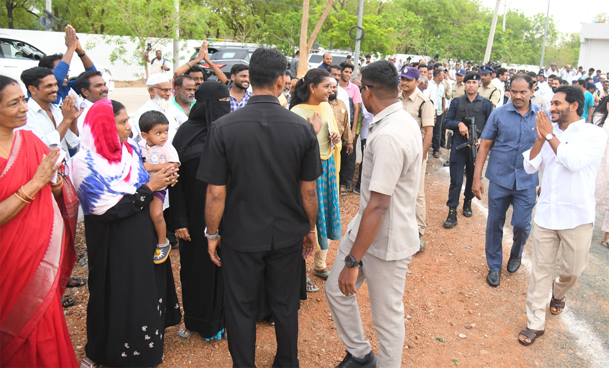 AP Elections 2024: CM YS Jagan Wife YS Bharathi  Cast Vote Photos5