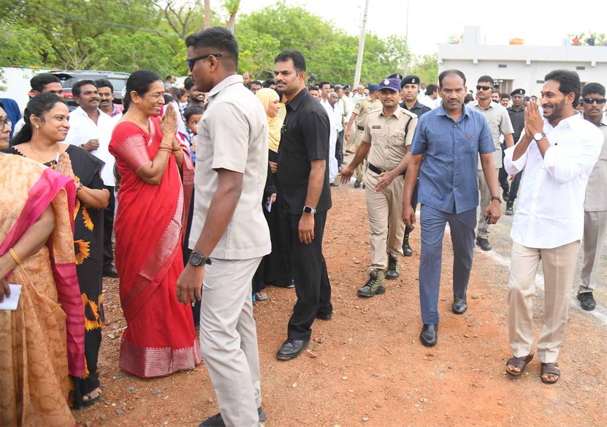 AP Elections 2024: CM YS Jagan Wife YS Bharathi  Cast Vote Photos6