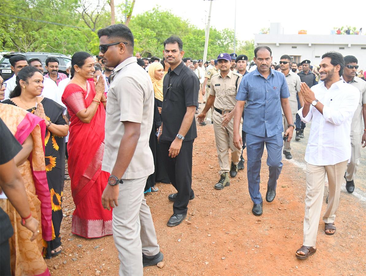 AP Elections 2024: CM YS Jagan Wife YS Bharathi  Cast Vote Photos7