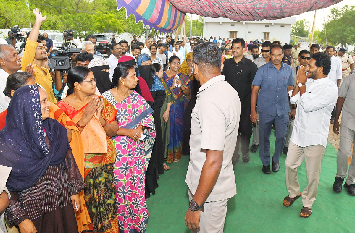 AP Elections 2024: CM YS Jagan Wife YS Bharathi  Cast Vote Photos8