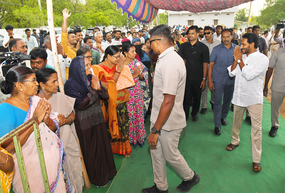 AP Elections 2024: CM YS Jagan Wife YS Bharathi  Cast Vote Photos9