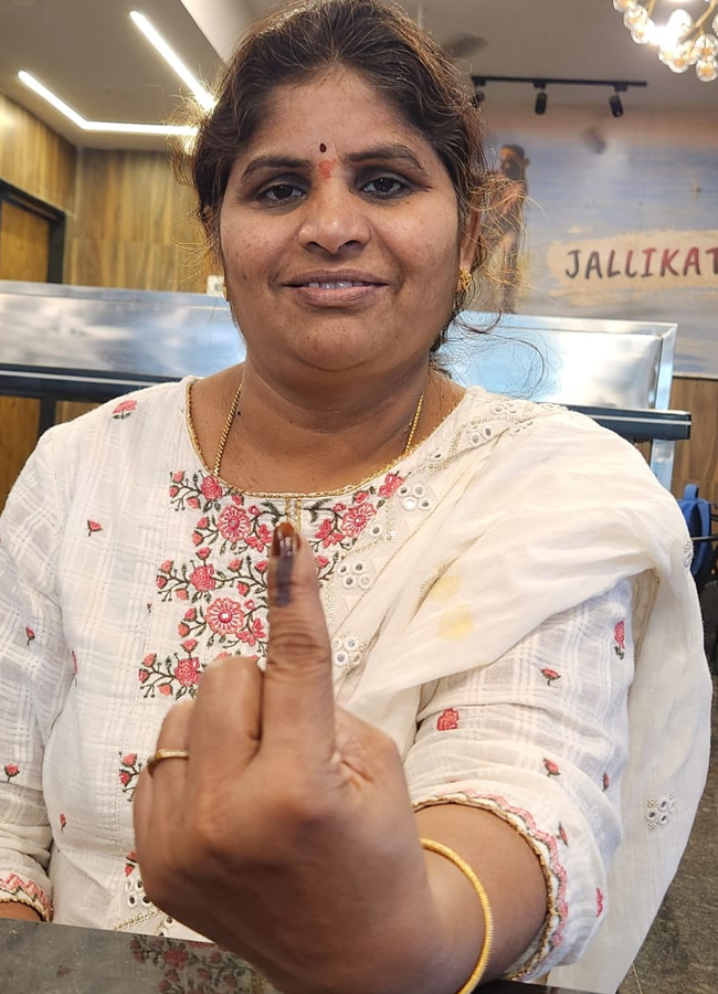 AP Telanagana Elections 2024 Sakshi Selfie Challange Voters Photos34