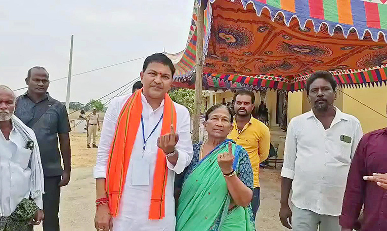 Political Leaders And Families Cast Their Vote In Telangana: Photos15