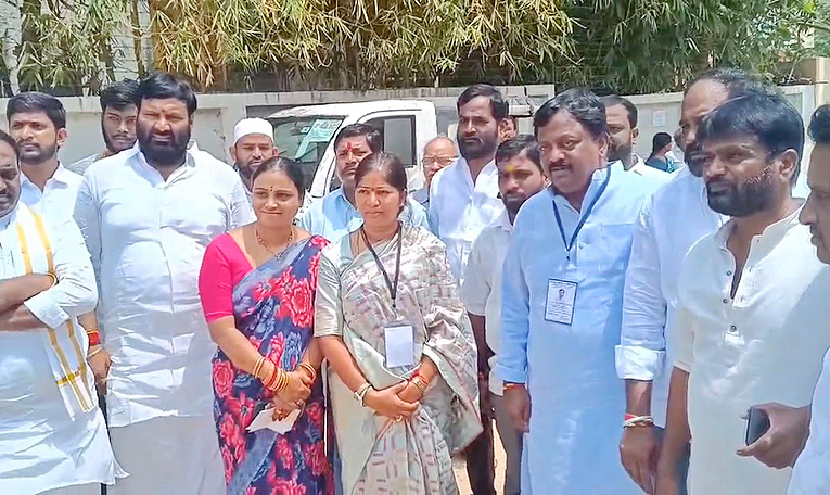 Political Leaders And Families Cast Their Vote In Telangana: Photos21