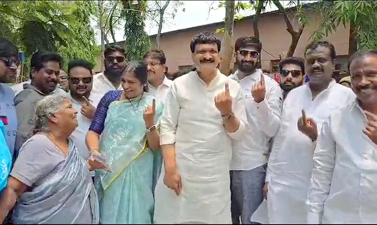 Political Leaders And Families Cast Their Vote In Telangana: Photos22