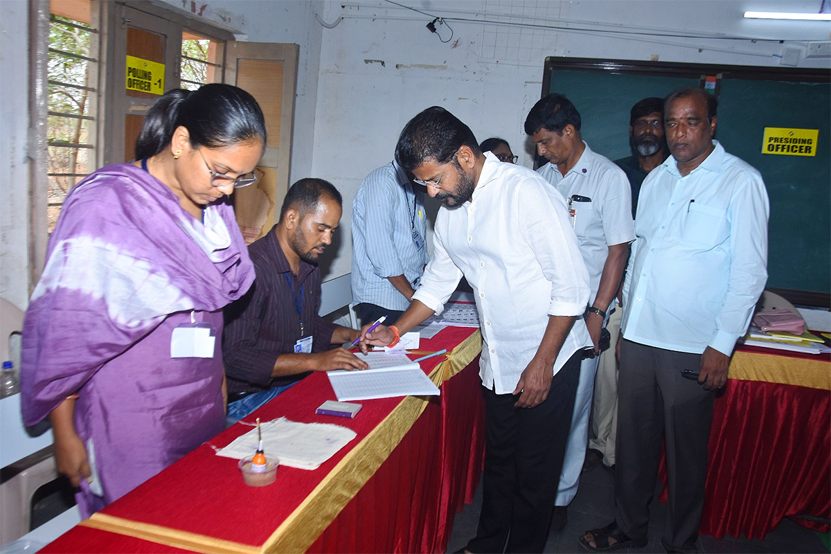 Political Leaders And Families Cast Their Vote In Telangana: Photos3