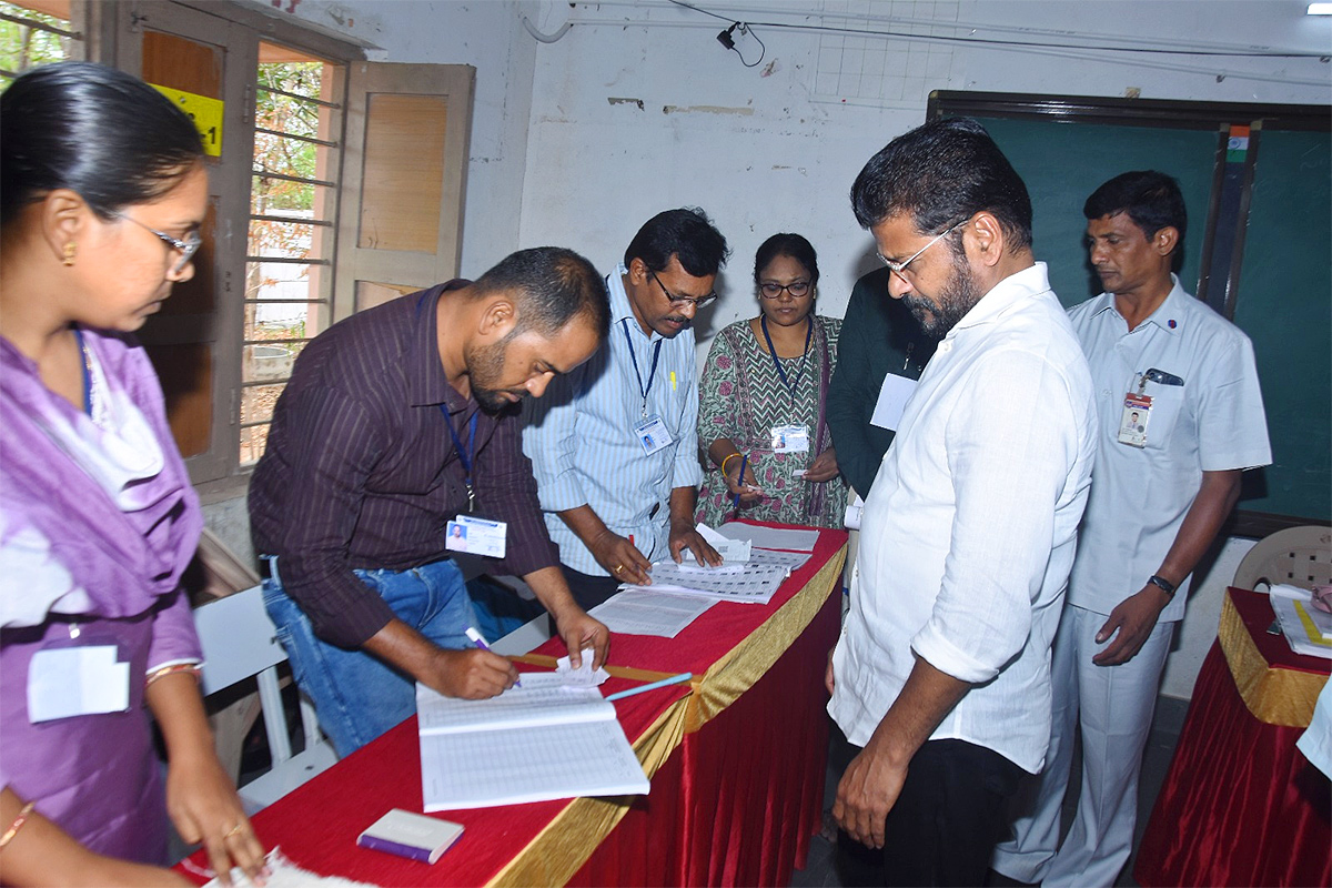 Political Leaders And Families Cast Their Vote In Telangana: Photos4