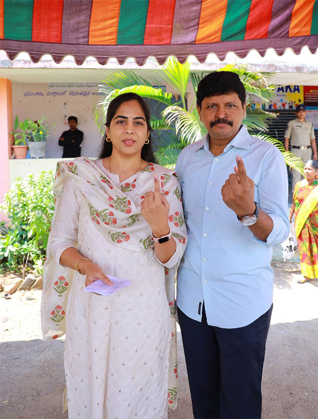 Political Leaders And Families Cast Their Vote In Telangana: Photos5