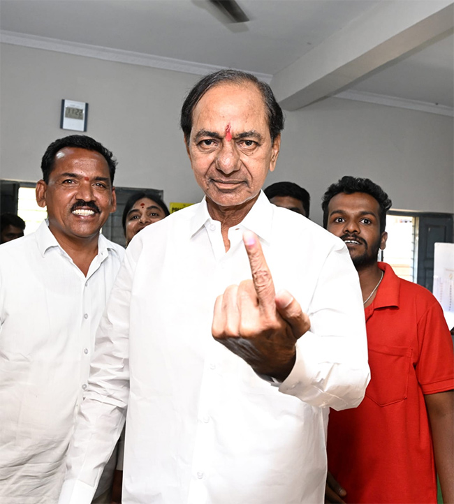 Political Leaders And Families Cast Their Vote In Telangana: Photos9