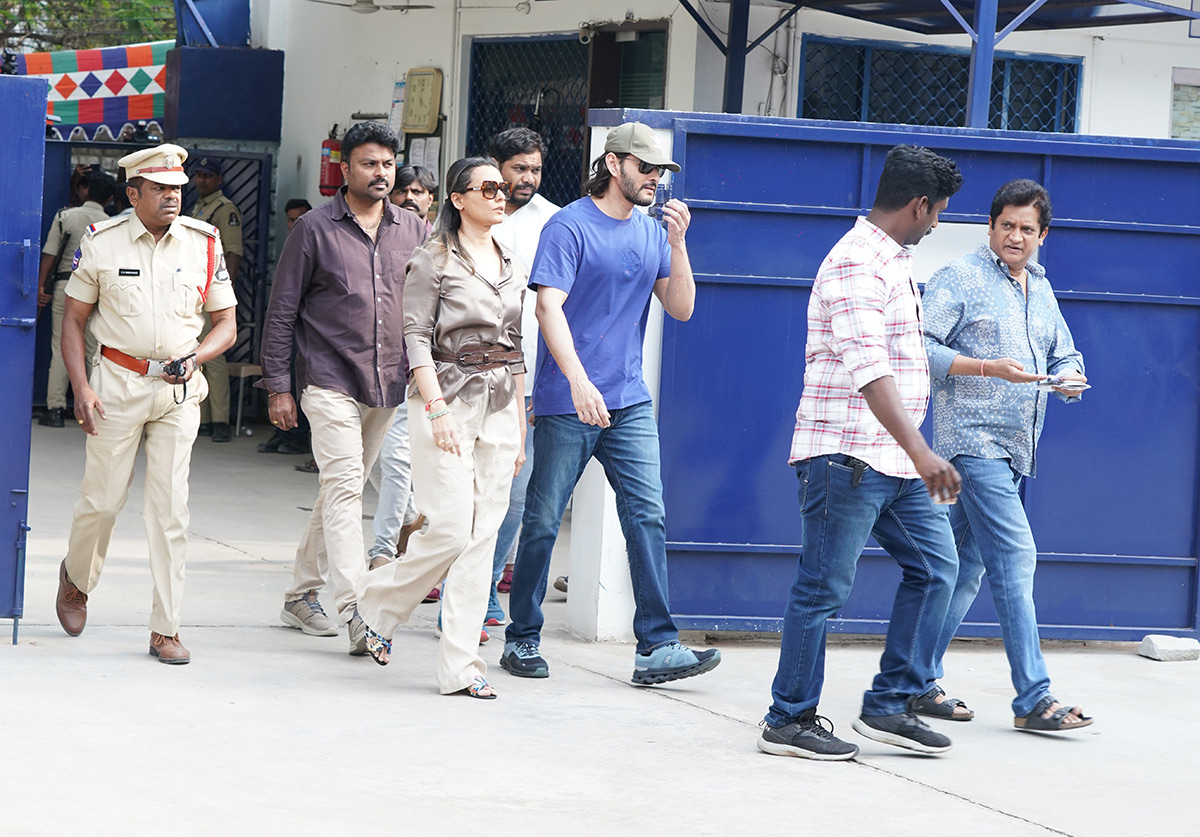 cinema and political celebrities cast their voting In hyderabad30