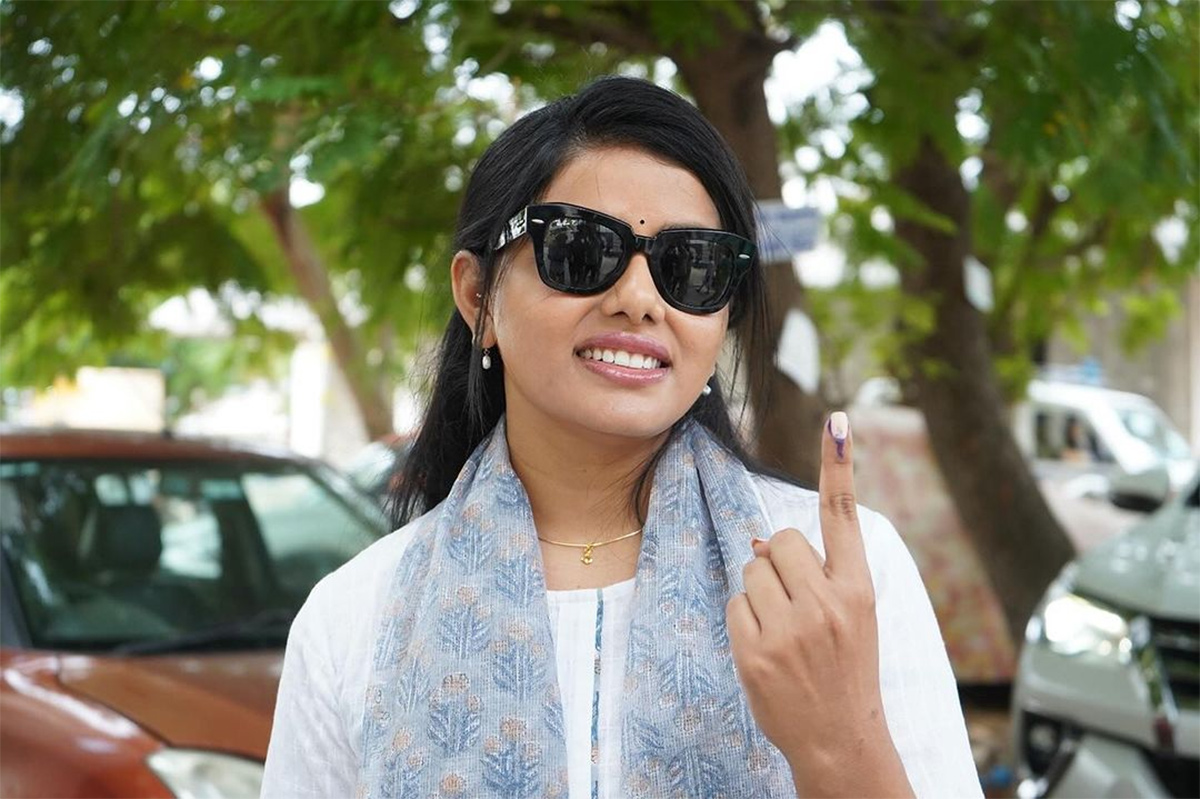 cinema and political celebrities cast their voting In hyderabad23