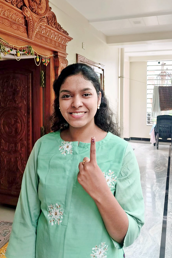 AP Telanagana Elections 2024 Sakshi Selfie Challange Voters Photos18